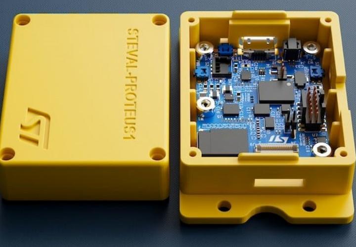 將振動和 MEMS 溫度傳(chuan) 感器、電源管理、安全元件以及運行機器學習(xi) 庫的 STM32 MCU 組合在一起