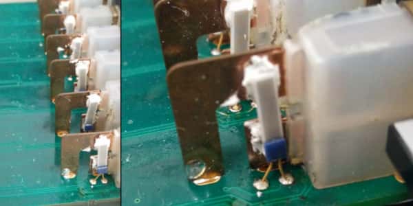 熱電偶模塊內(nei) 的 CJC。白色電線連接到嵌入白色導熱膏內(nei) 的熱敏電阻